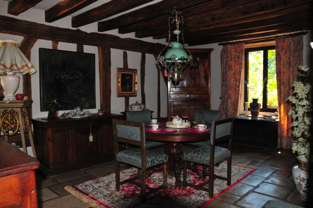 Les Guenins Bed and Breakfast Gien Eksteriør billede