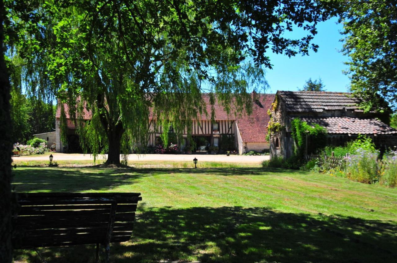 Les Guenins Bed and Breakfast Gien Eksteriør billede